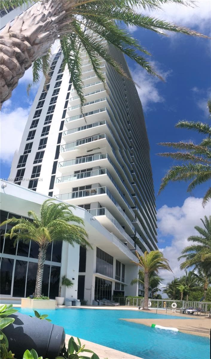 16385 Biscayne Blvd 507 photo 1