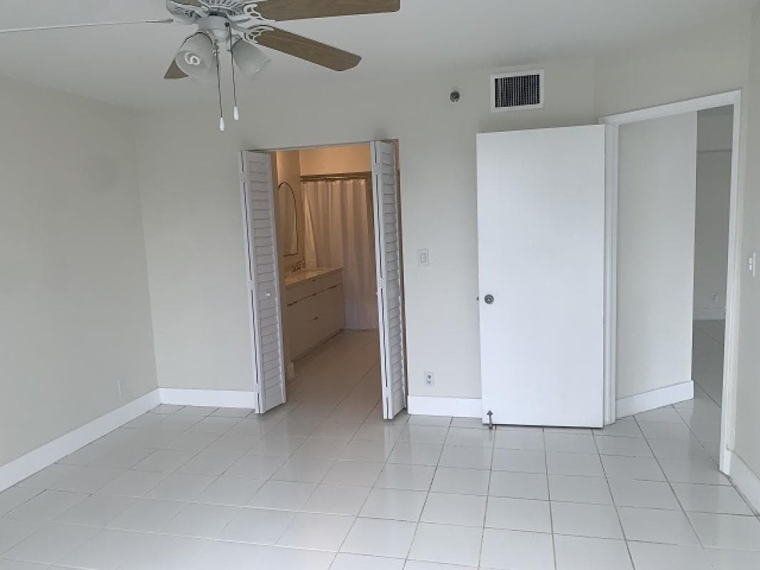 3600 Mystic Pointe Drive 314 photo 20