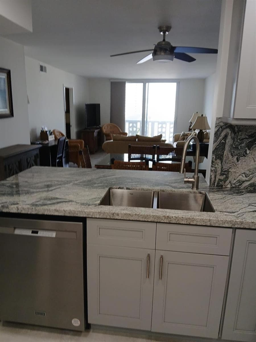 1893 S Ocean Drive 605 photo 3