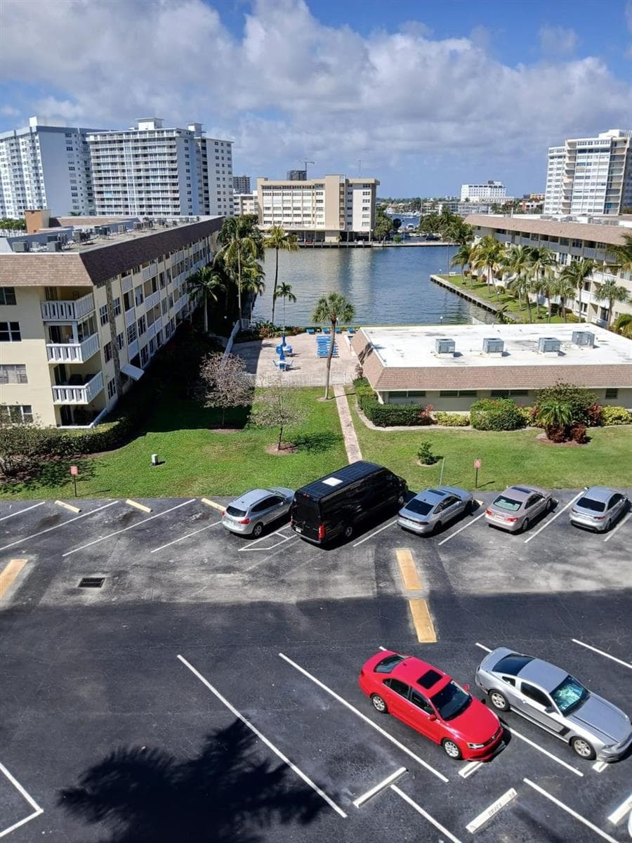 1893 S Ocean Drive 605 photo 1