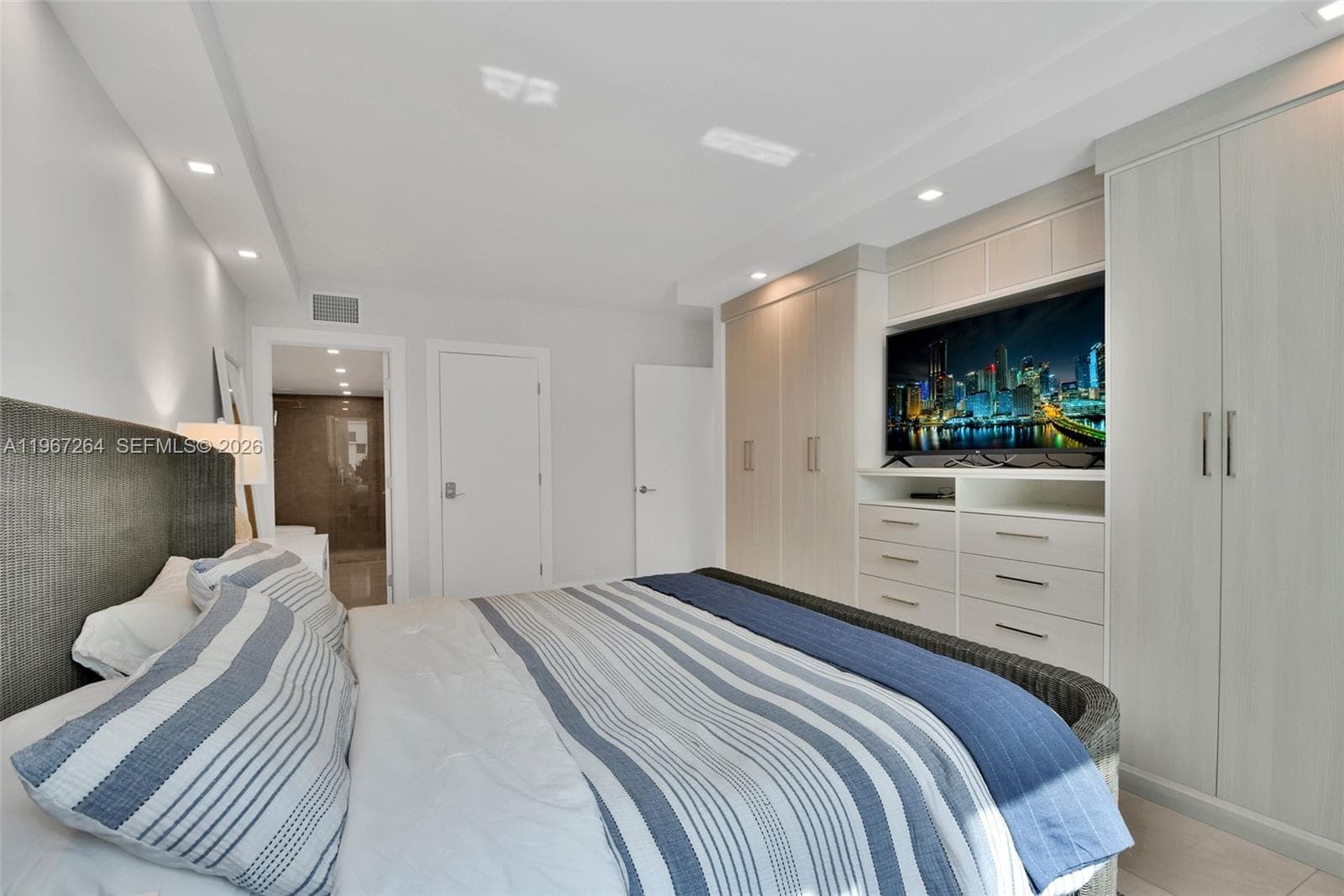 2301 Collins Ave 303 photo 9
