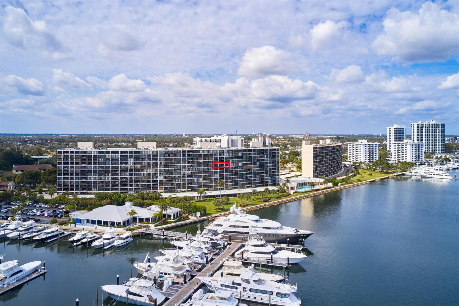 124 Lakeshore Drive 829 photo 2