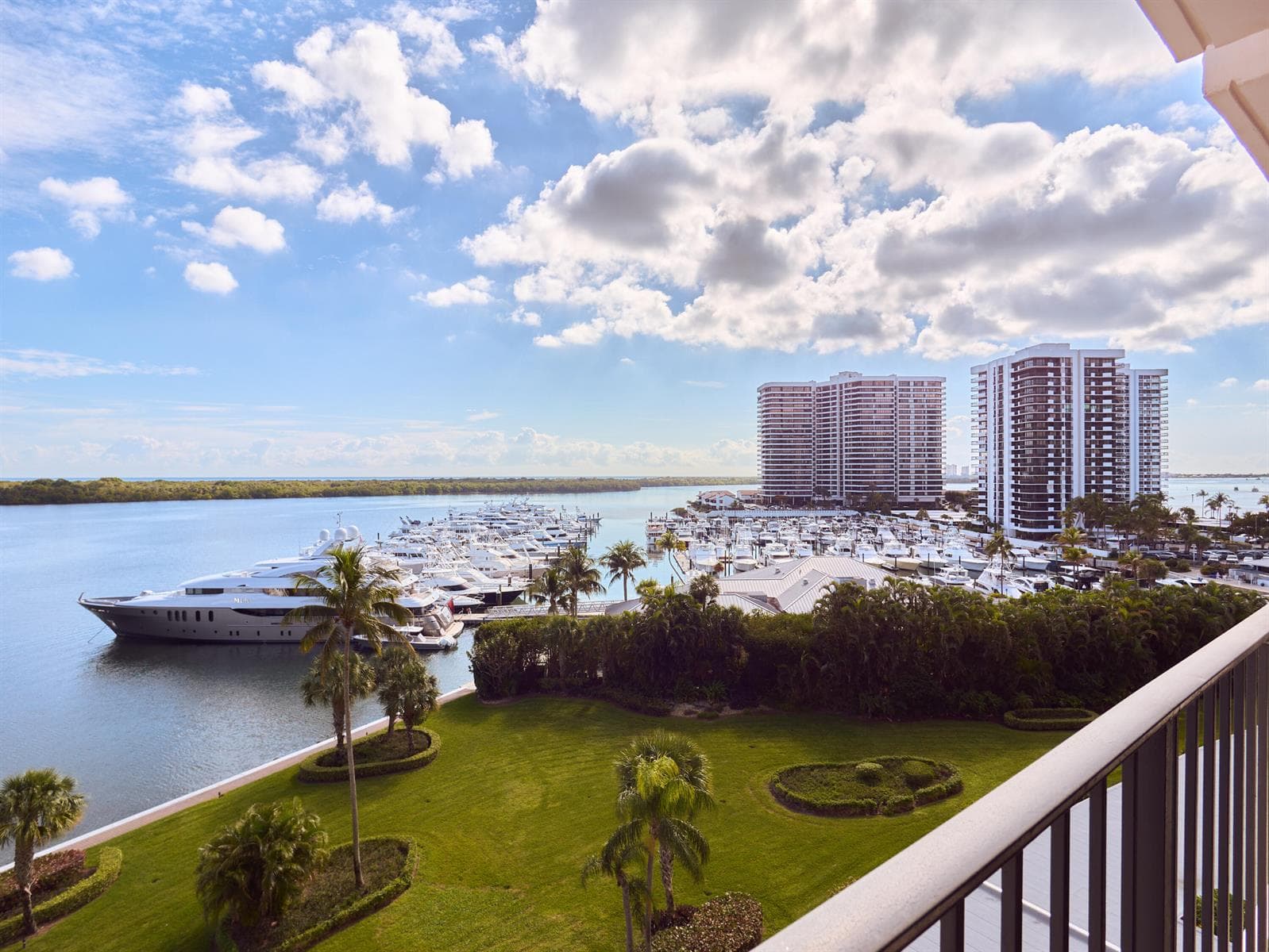 124 Lakeshore Drive 829 photo 6