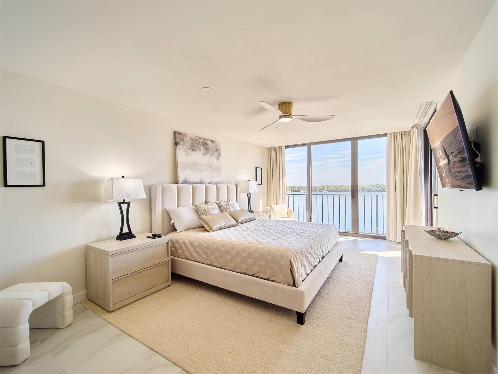 124 Lakeshore Drive 829 photo 16