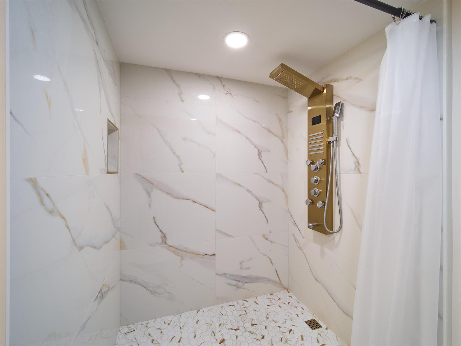 124 Lakeshore Drive 829 photo 22