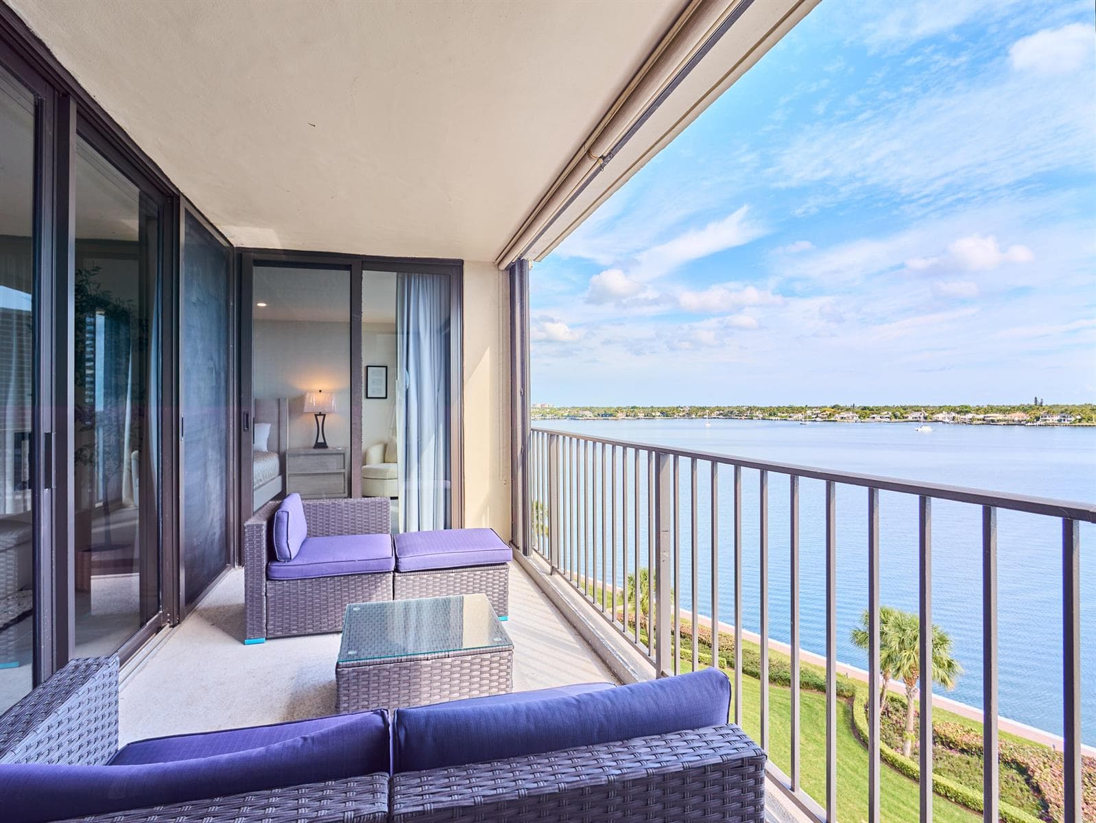124 Lakeshore Drive 829 photo 3