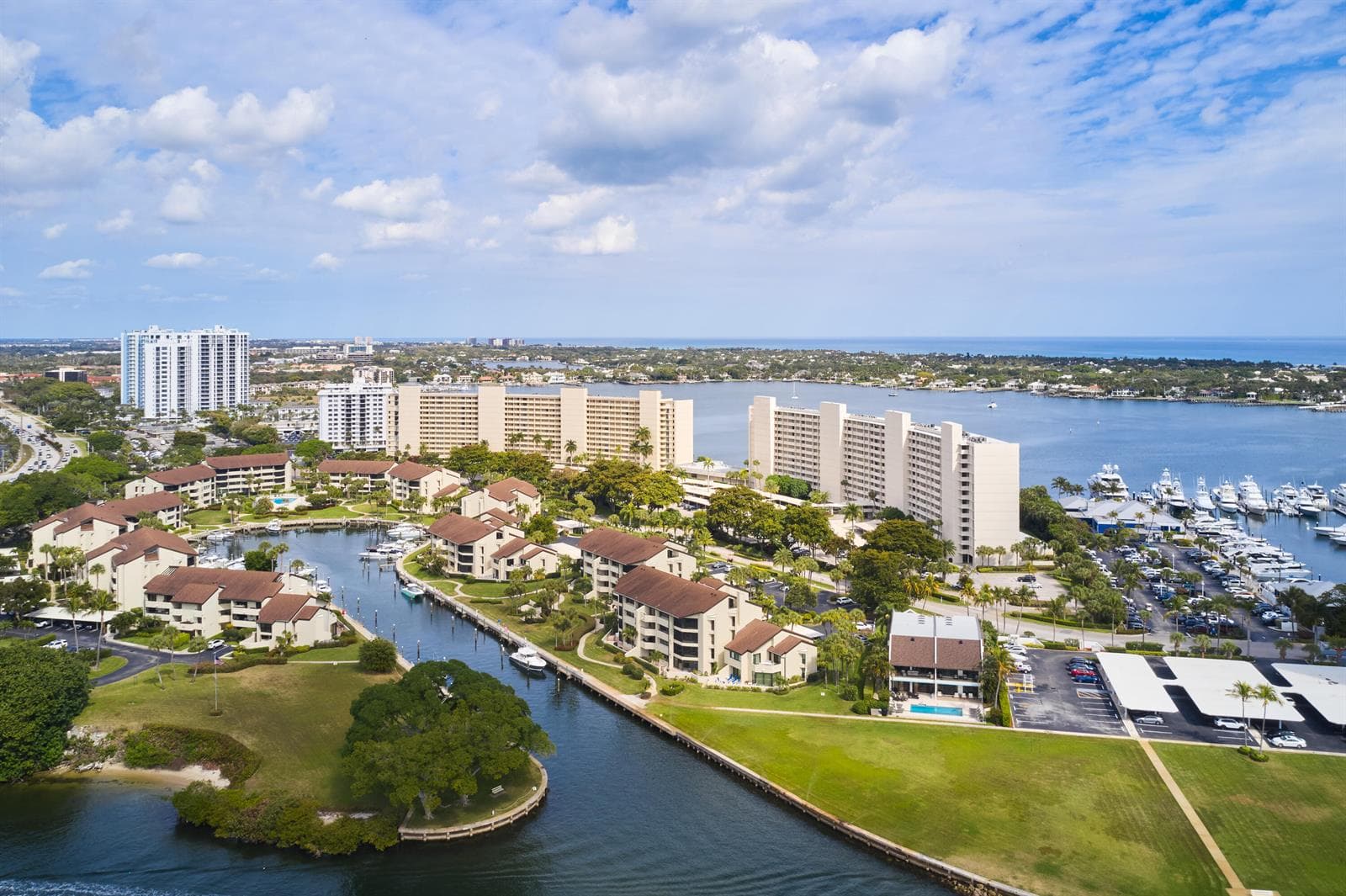 124 Lakeshore Drive 829 photo 1