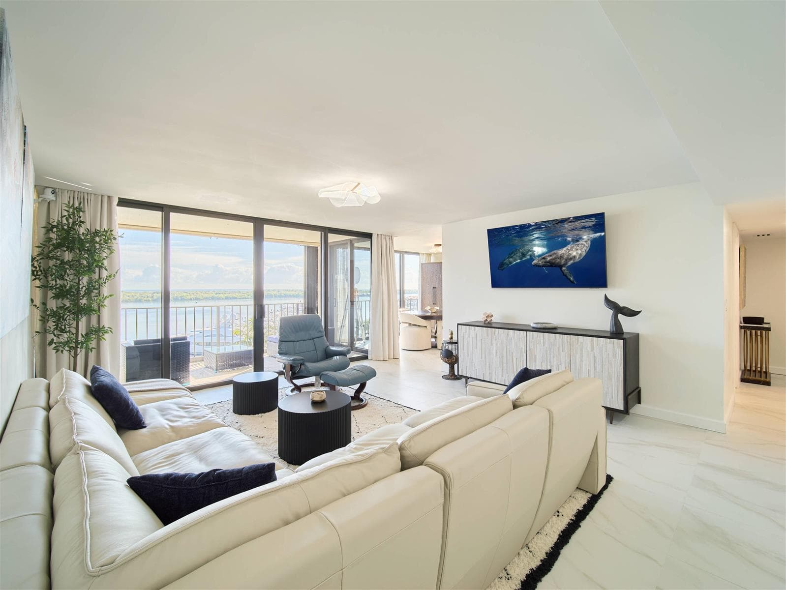 124 Lakeshore Drive 829 photo 9