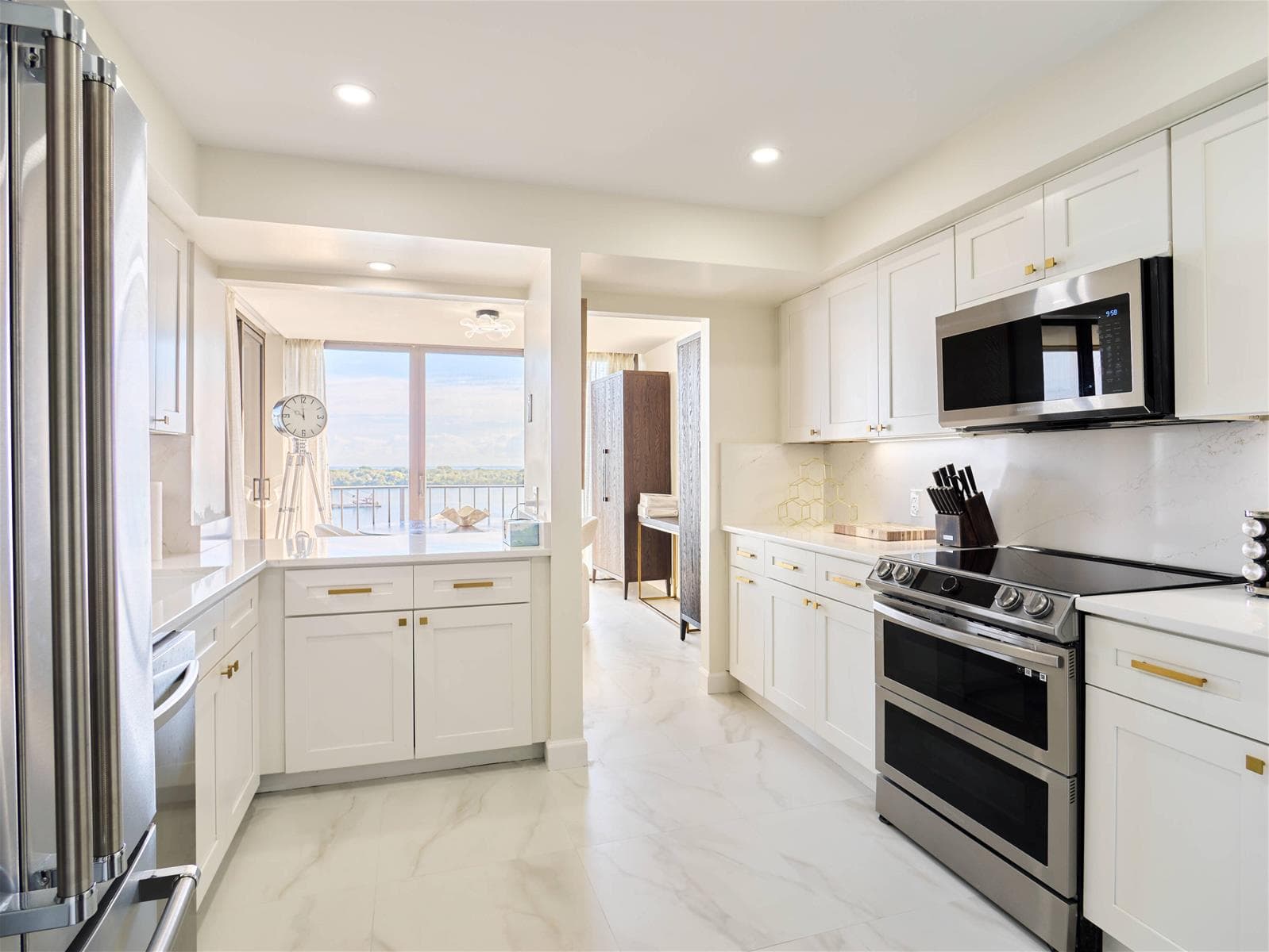 124 Lakeshore Drive 829 photo 15