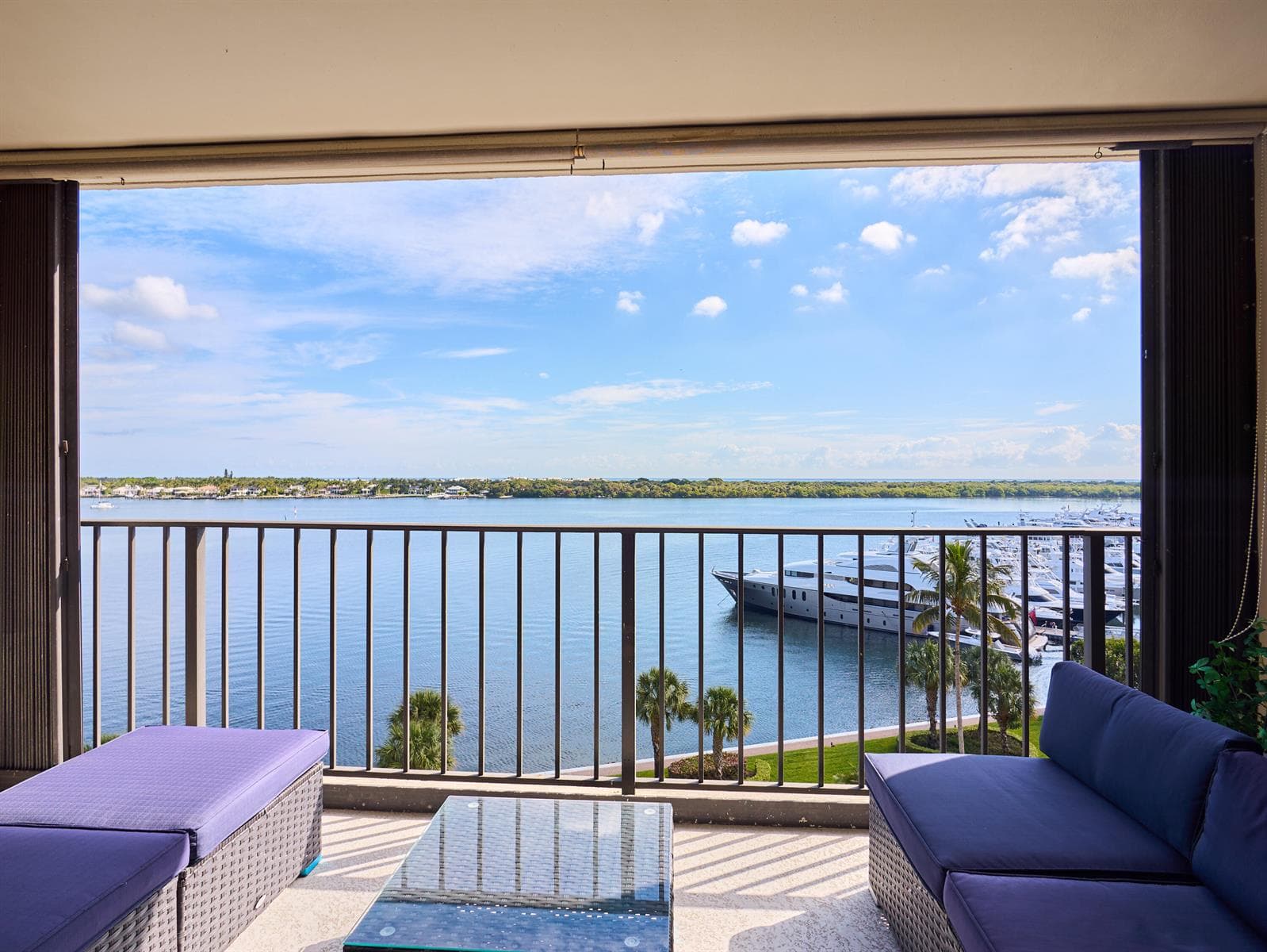 124 Lakeshore Drive 829 photo 4