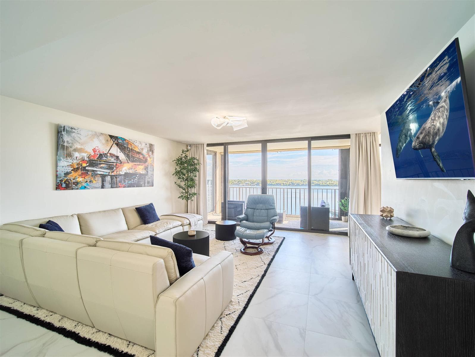124 Lakeshore Drive 829 photo 8
