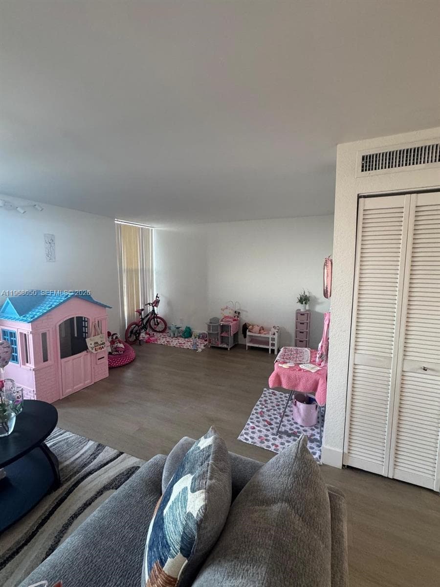2020 NE 135th St 811 photo 14