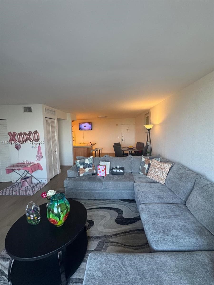 2020 NE 135th St 811 photo 8