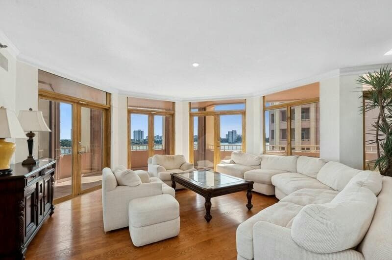 300 SE 5th Avenue 6010 photo 2