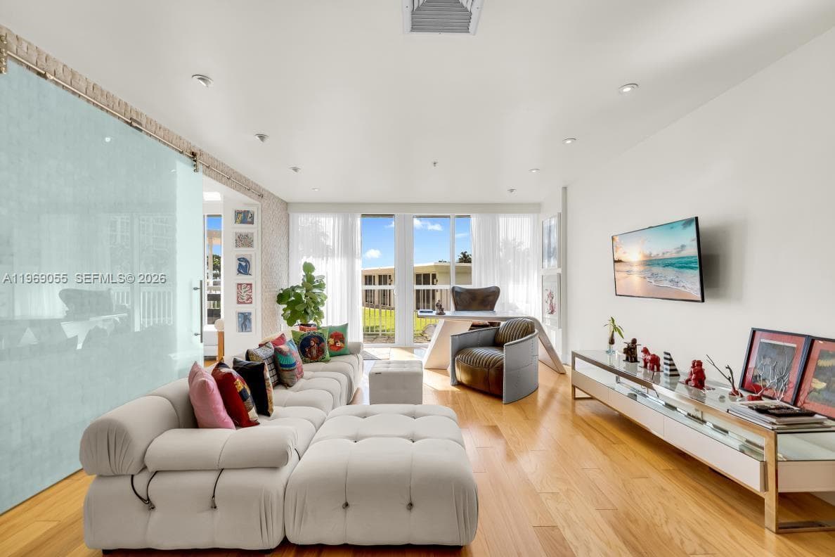 10275 Collins Ave 102 photo 2