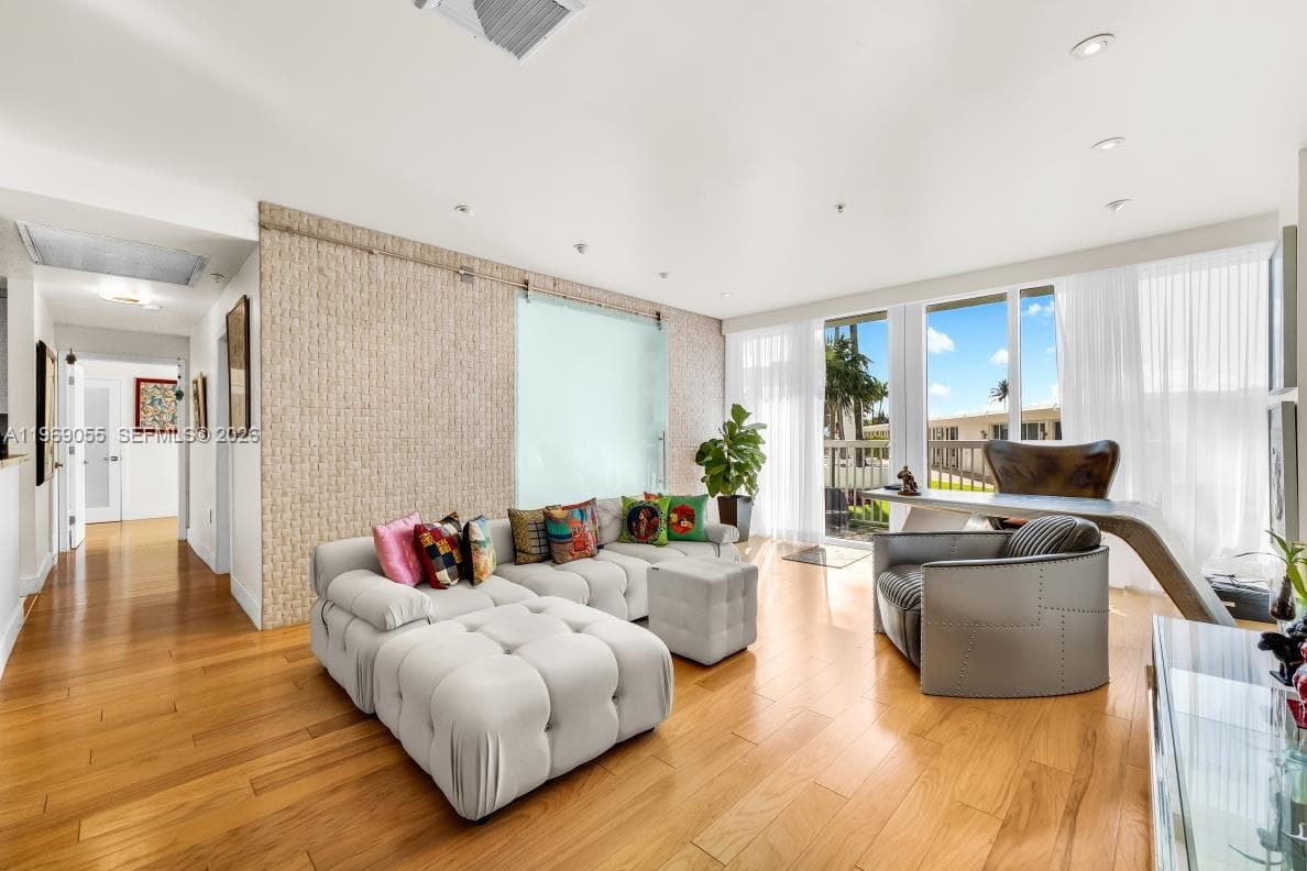 10275 Collins Ave 102 photo 4