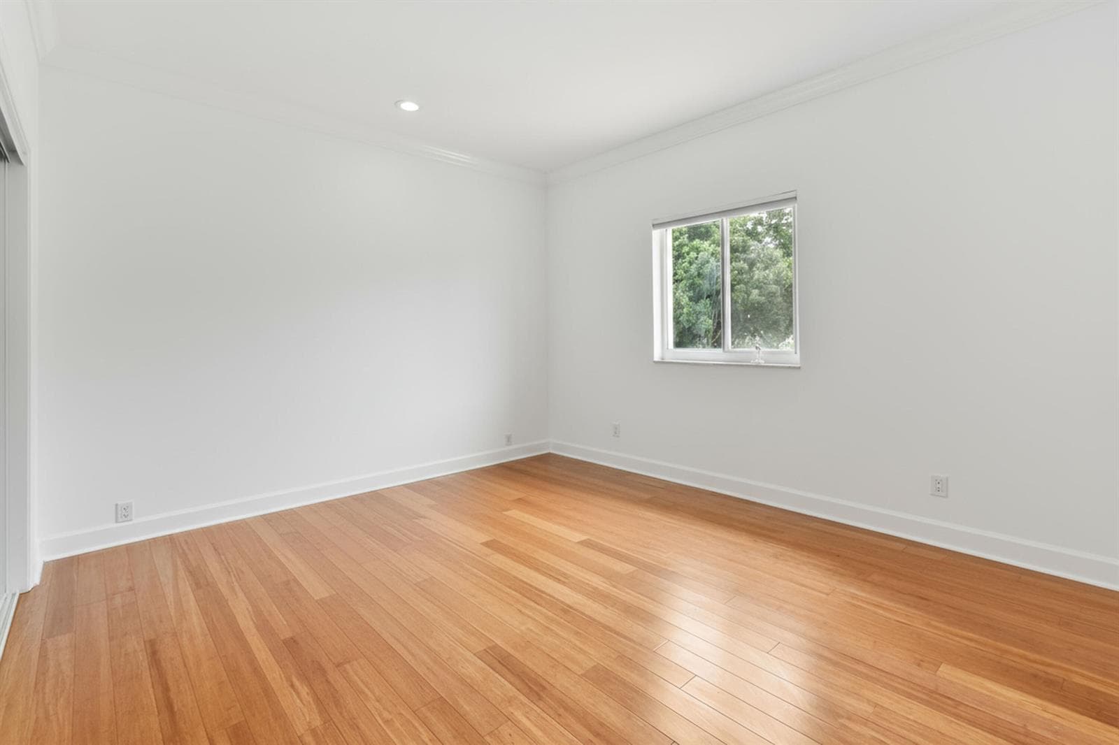 2801 Embassy Drive photo 23