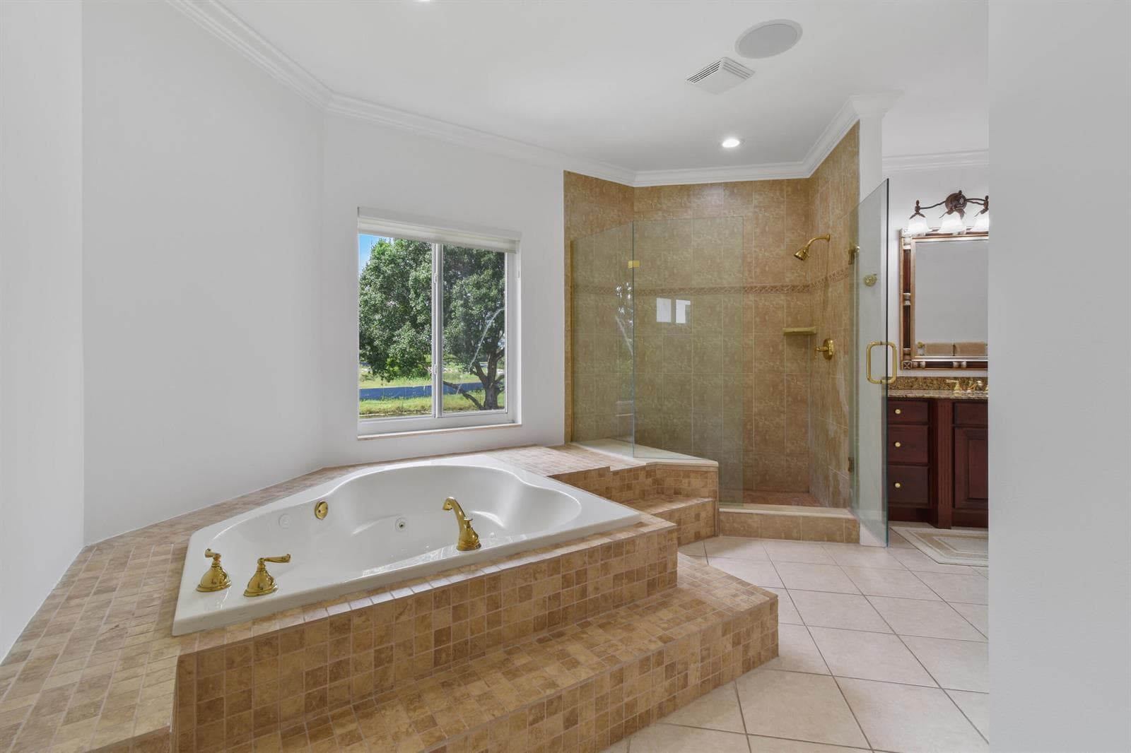 2801 Embassy Drive photo 18