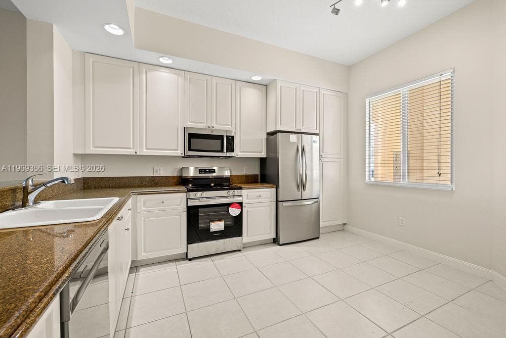 17 Harbour Isle Dr W 103 photo 3