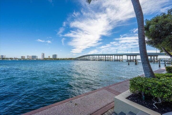 2650 Lake Shore Drive 1004 photo 22