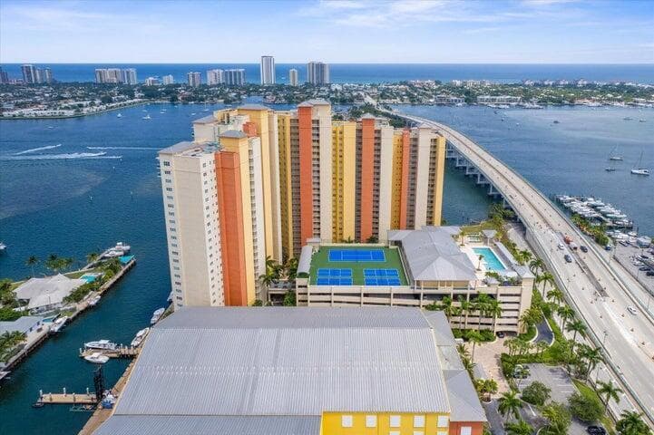 2650 Lake Shore Drive 1004 photo 1