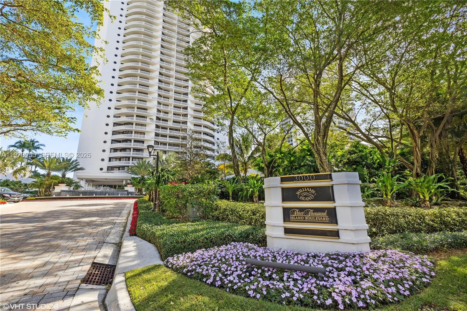 3000 Island Blvd 2504 photo 4