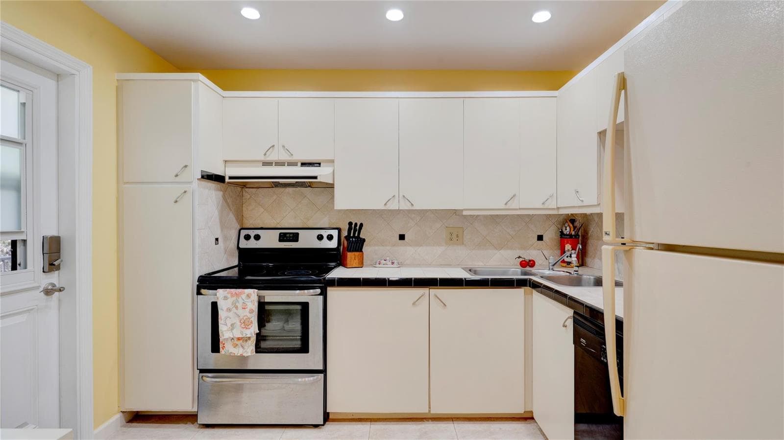 1501 S Ocean Boulevard 325 photo 7