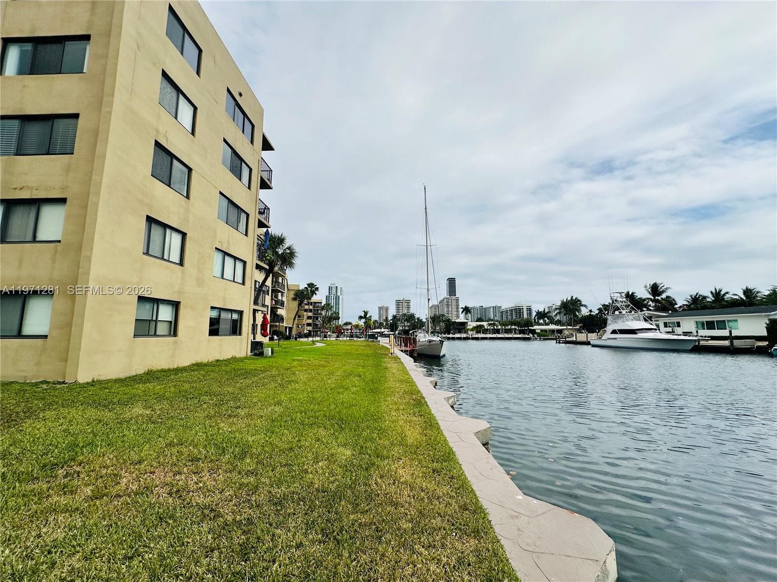 301 Golden Isles Dr 114 photo 24