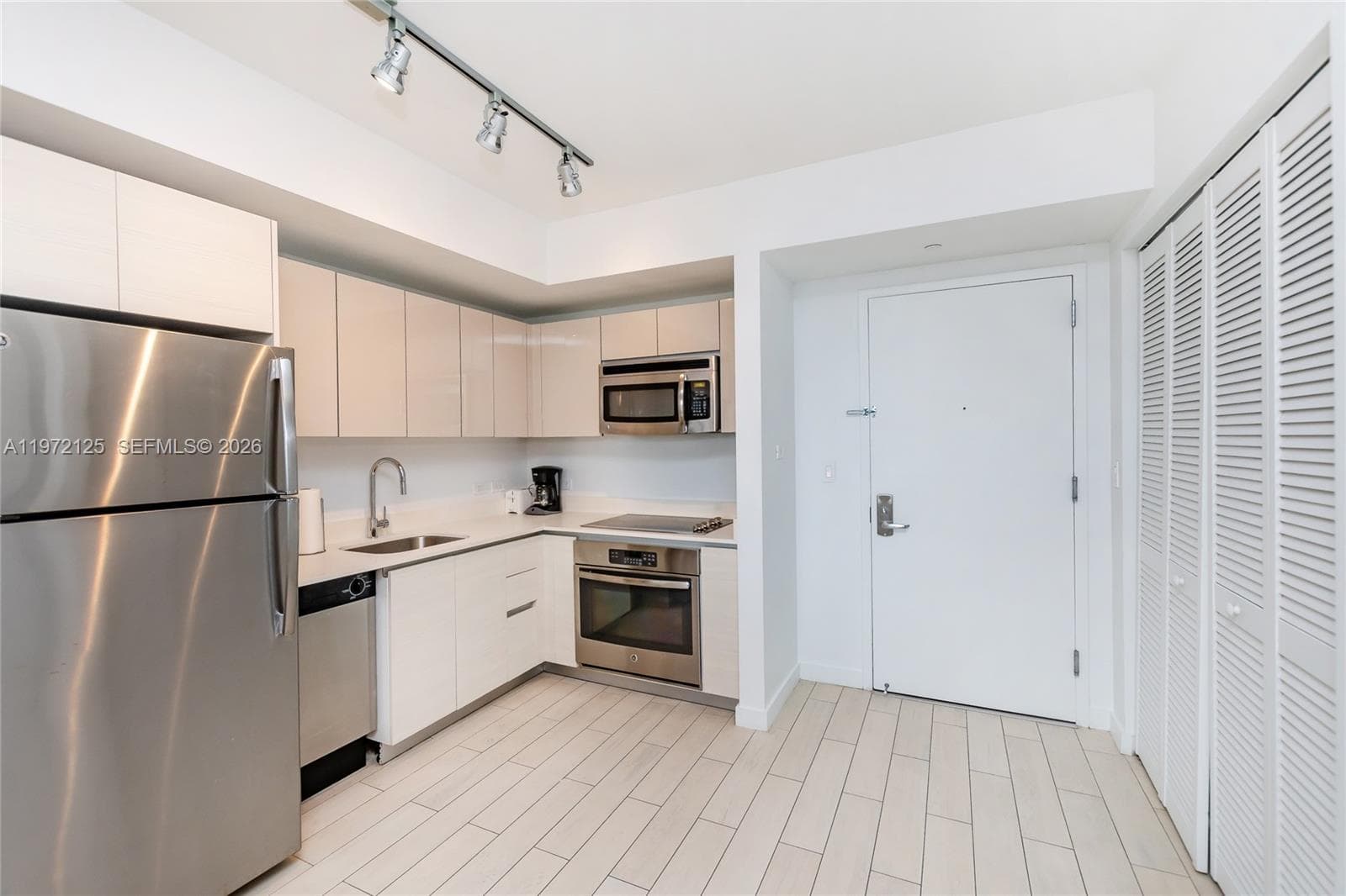 2602 E Hallandale Beach Blvd R1903 photo 16