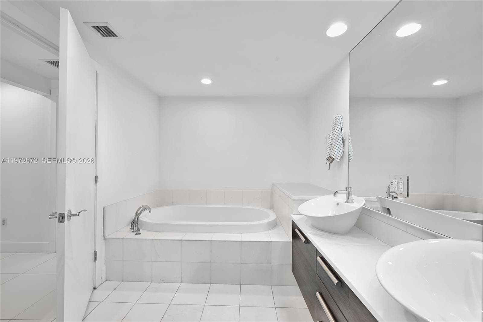 2950 NE 188th St 534 photo 12