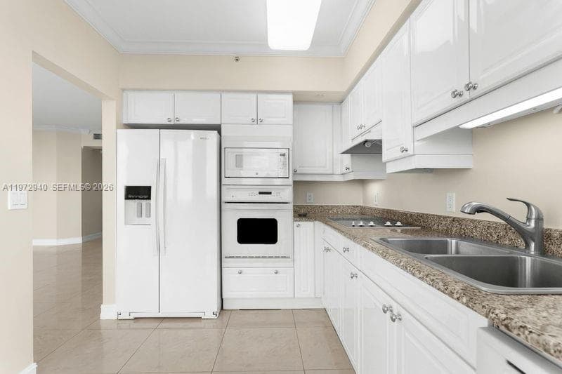 4775 Collins Ave 1006 photo 11