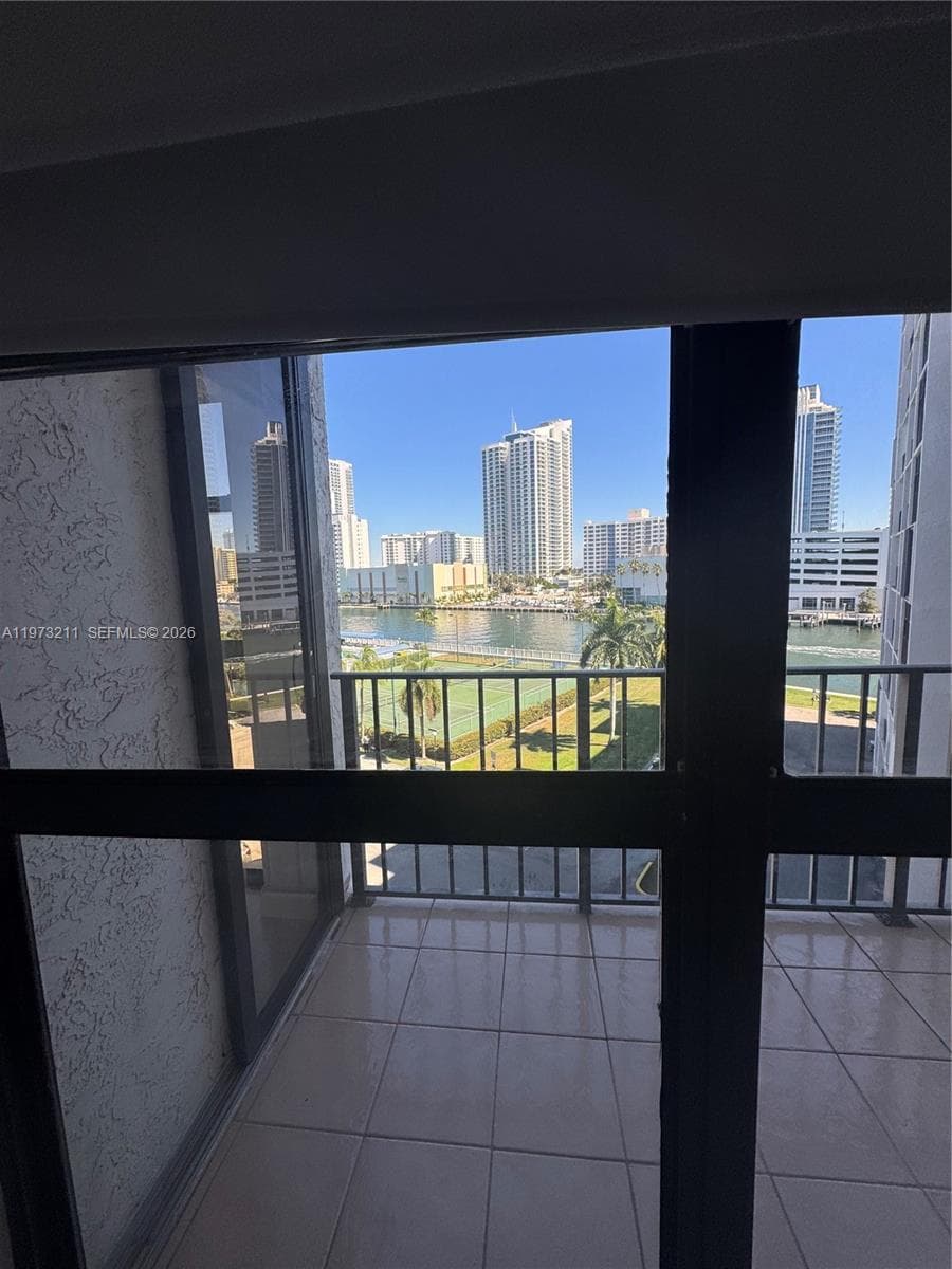 400 Leslie Dr 602 photo 16