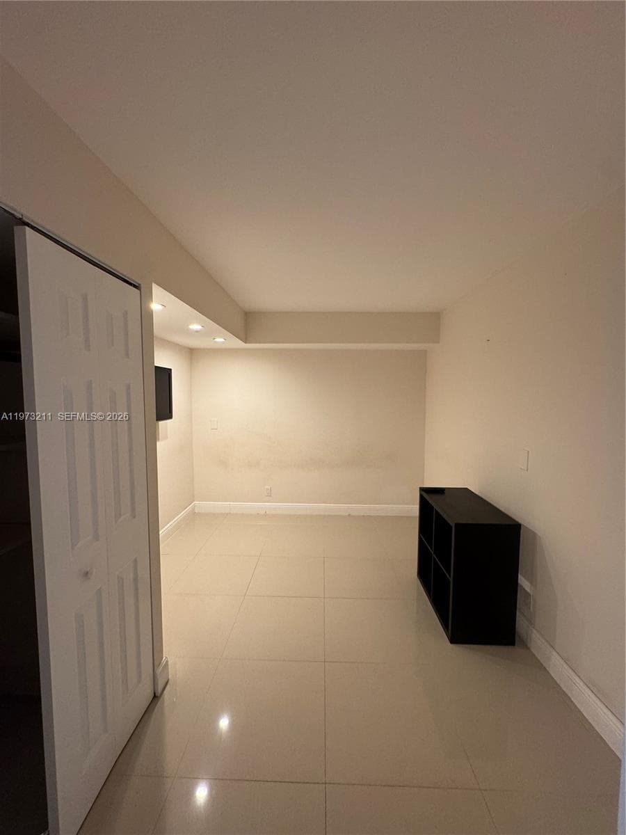 400 Leslie Dr 602 photo 12