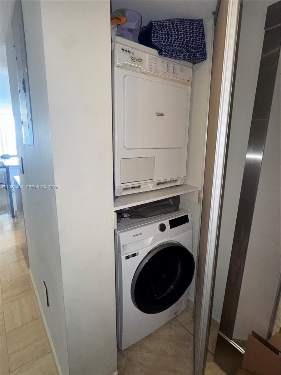 2457 Collins Ave 405 photo 3