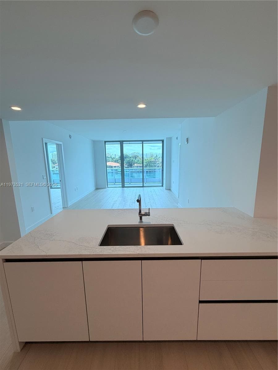9201 E Bay Harbor Dr 303 photo 6