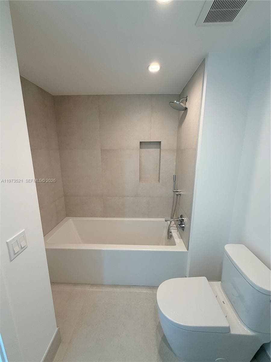 9201 E Bay Harbor Dr 303 photo 16
