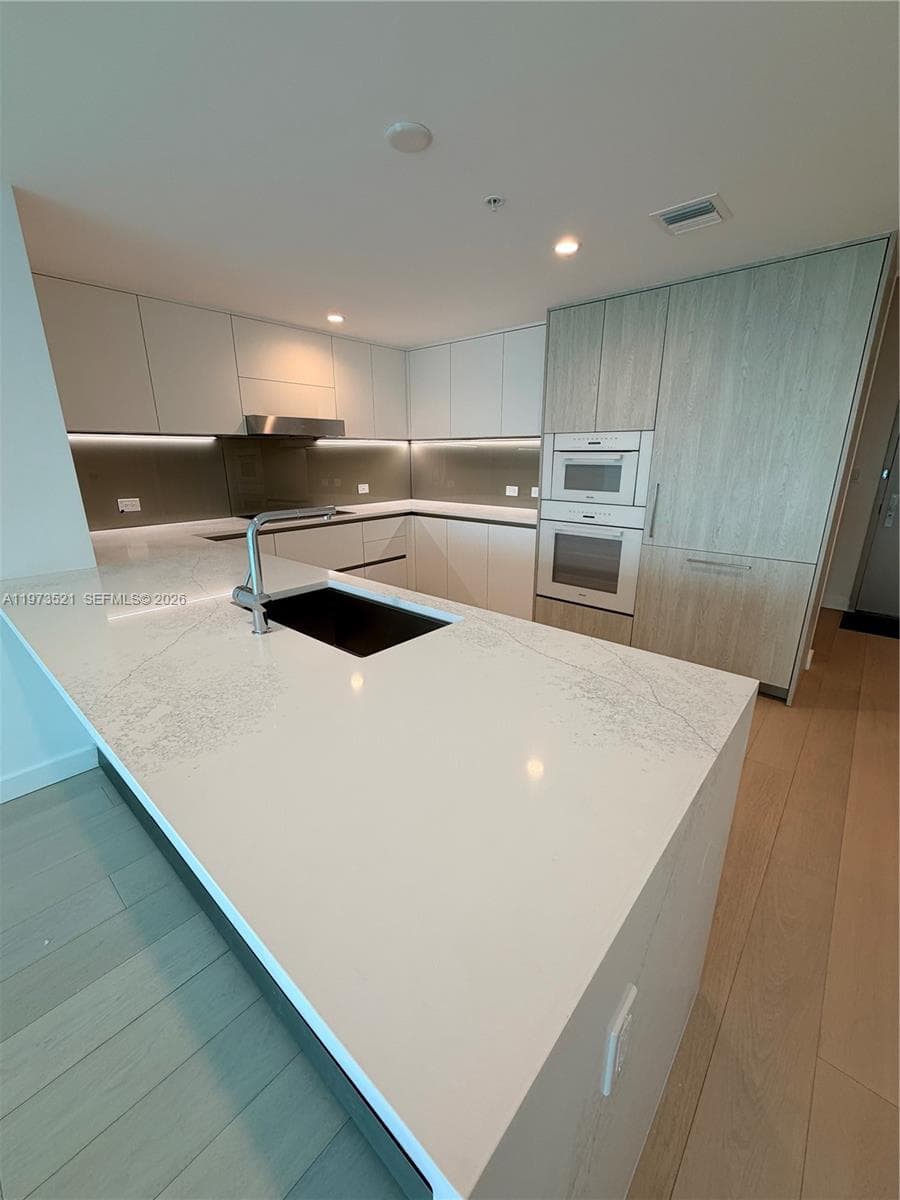 9201 E Bay Harbor Dr 303 photo 7