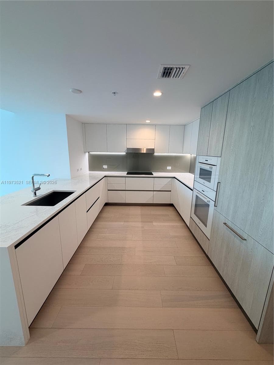 9201 E Bay Harbor Dr 303 photo 9