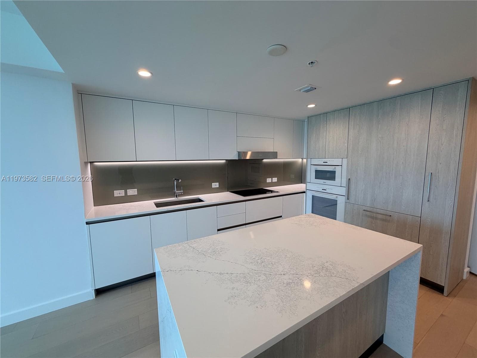 9221 E Bay Harbor Dr 307 photo 12