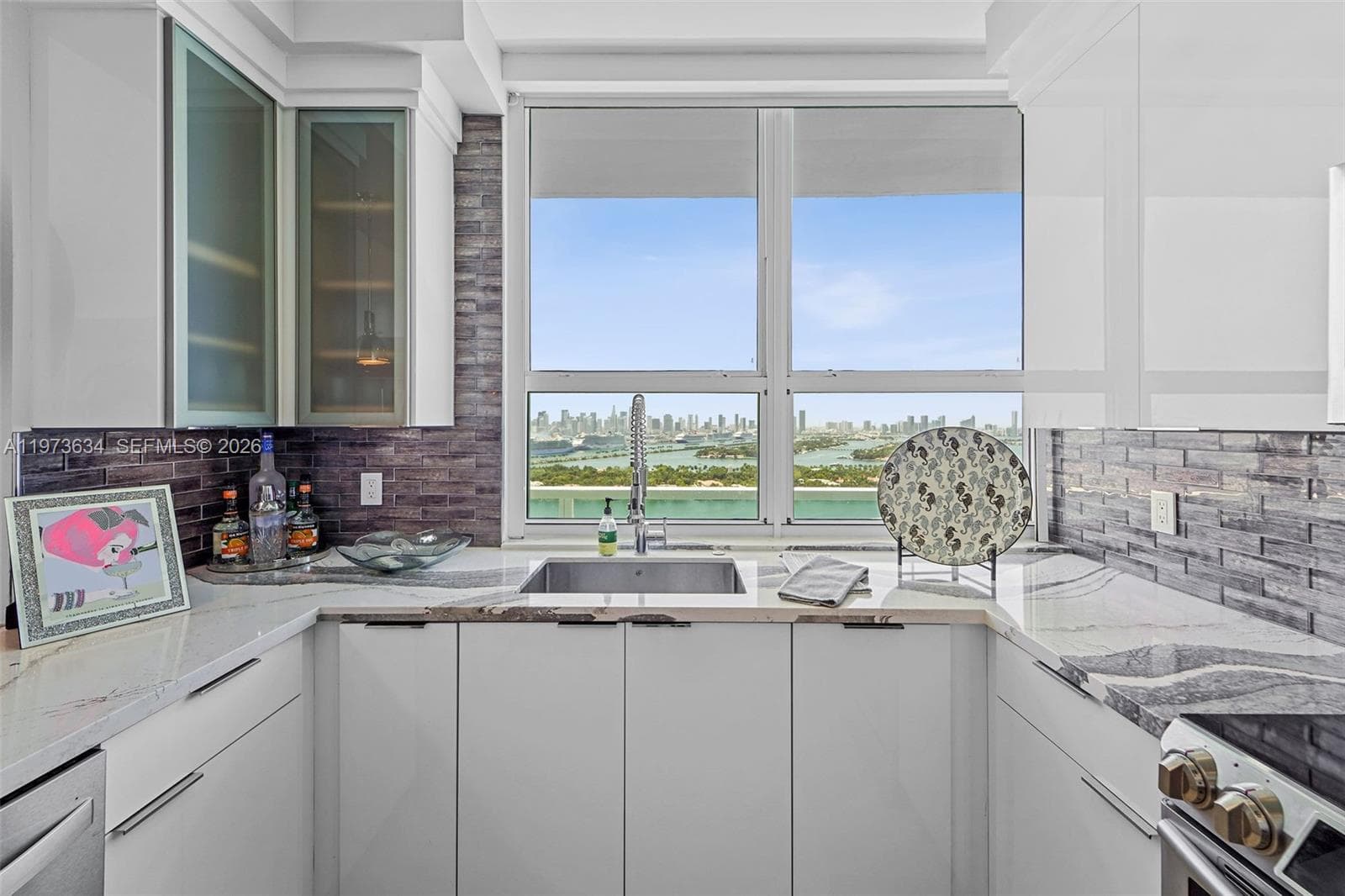 650 West Ave PH09 photo 12