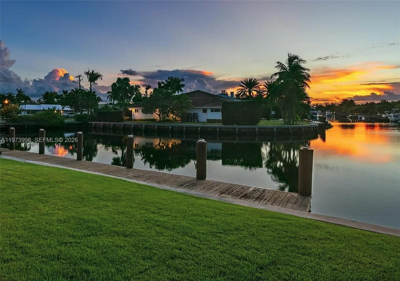 524 Oleander Dr photo 6