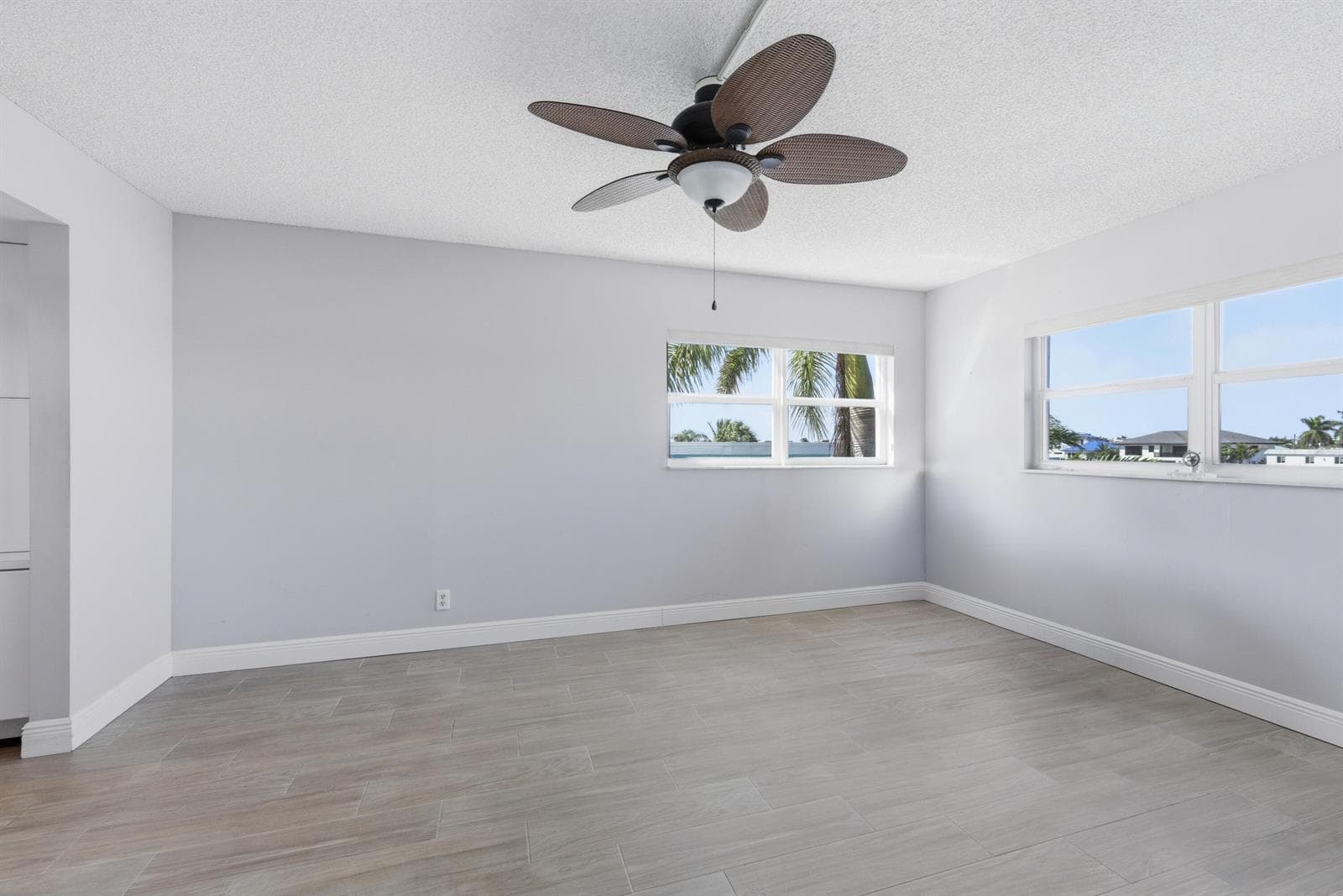 615 N Riverside Drive 301 photo 7
