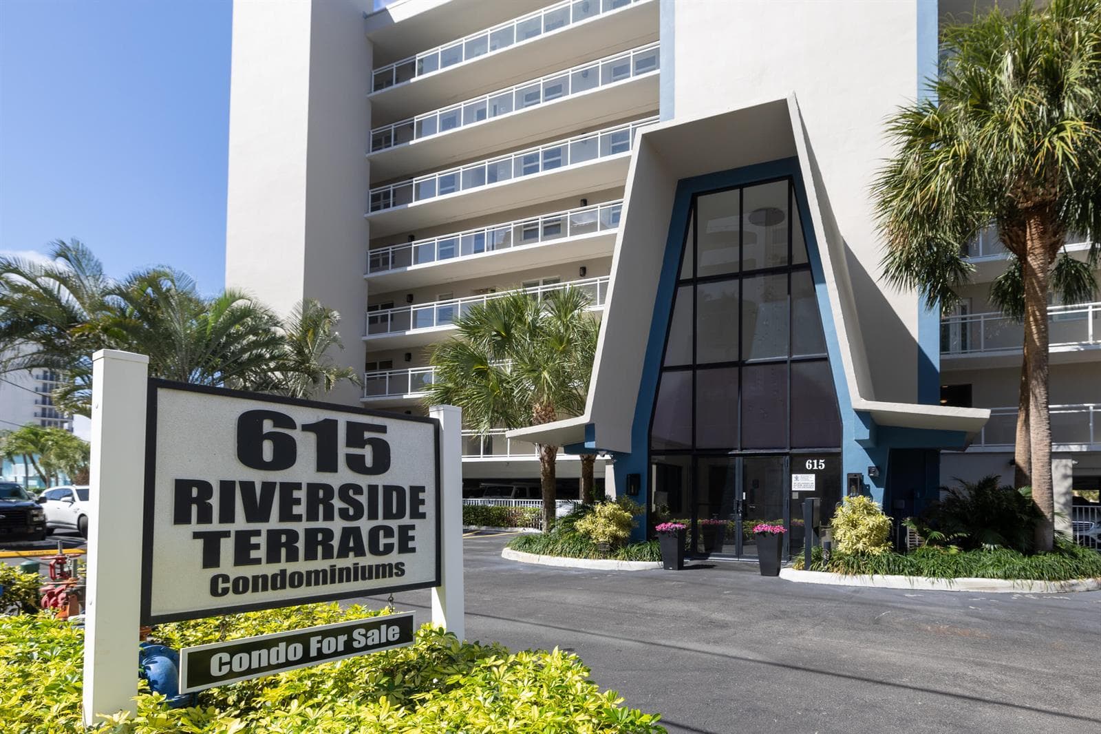 615 N Riverside Drive 301 photo 1