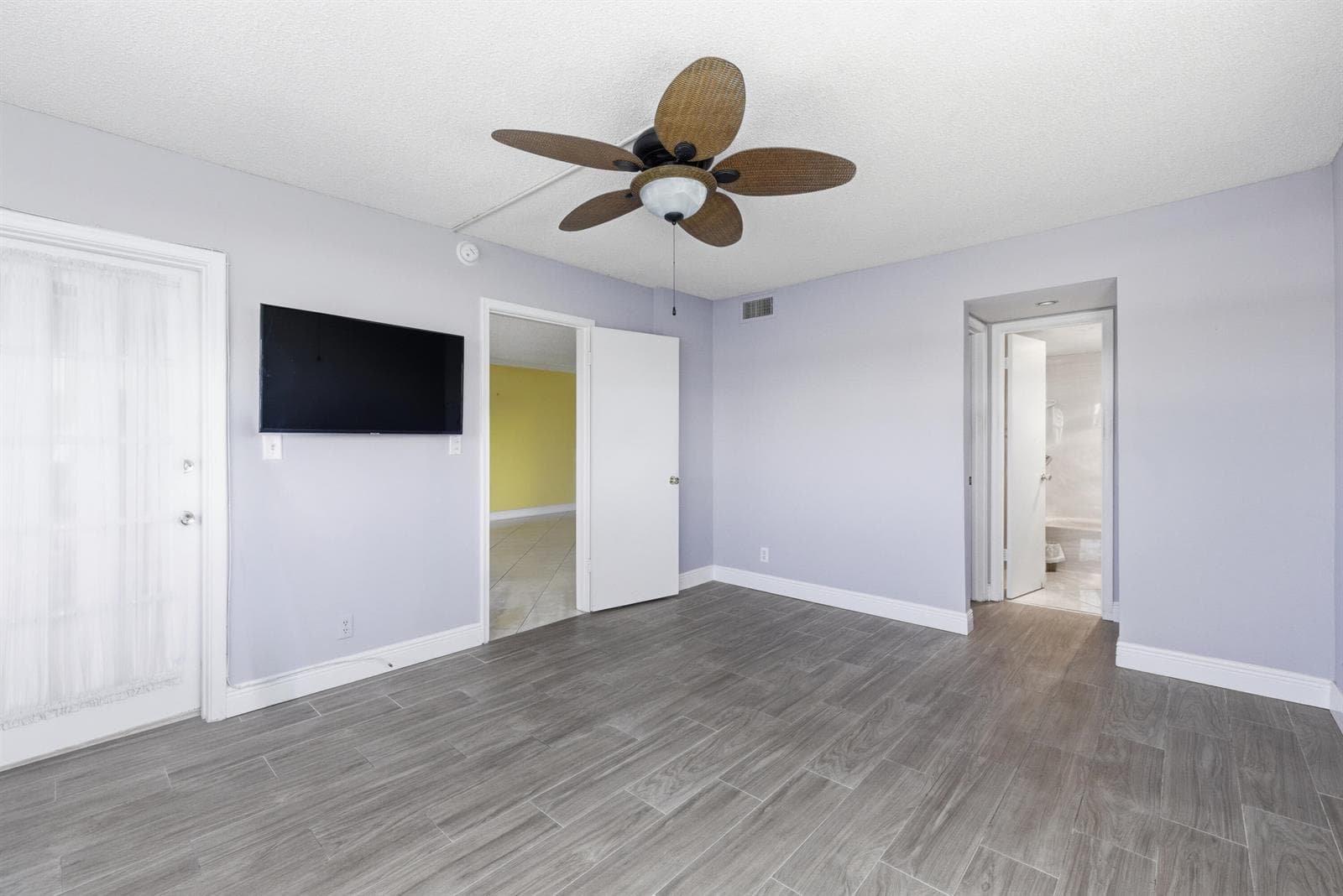 615 N Riverside Drive 301 photo 9