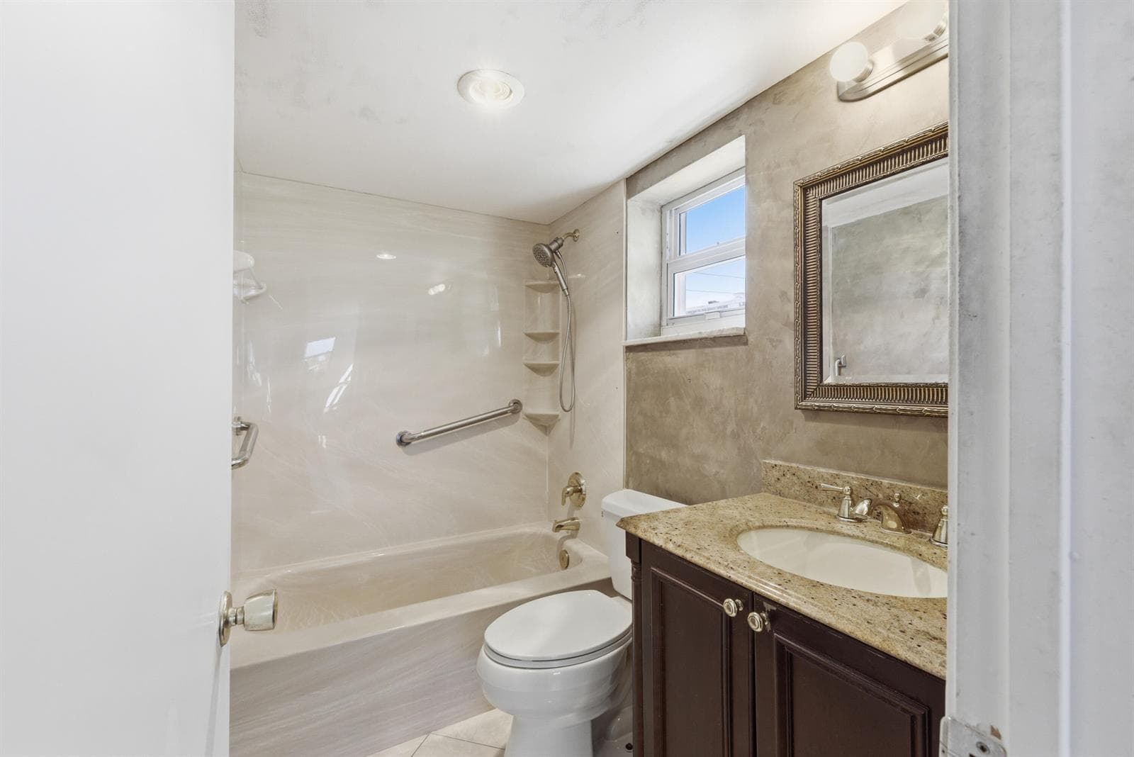 615 N Riverside Drive 301 photo 10