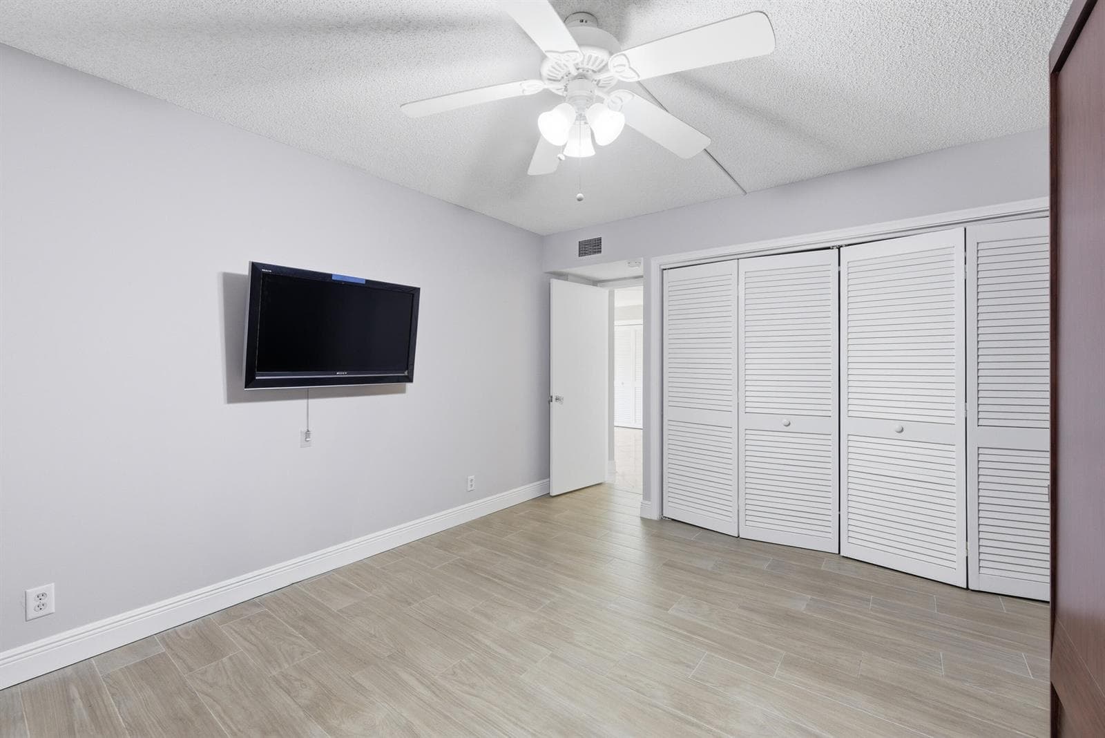 615 N Riverside Drive 301 photo 14