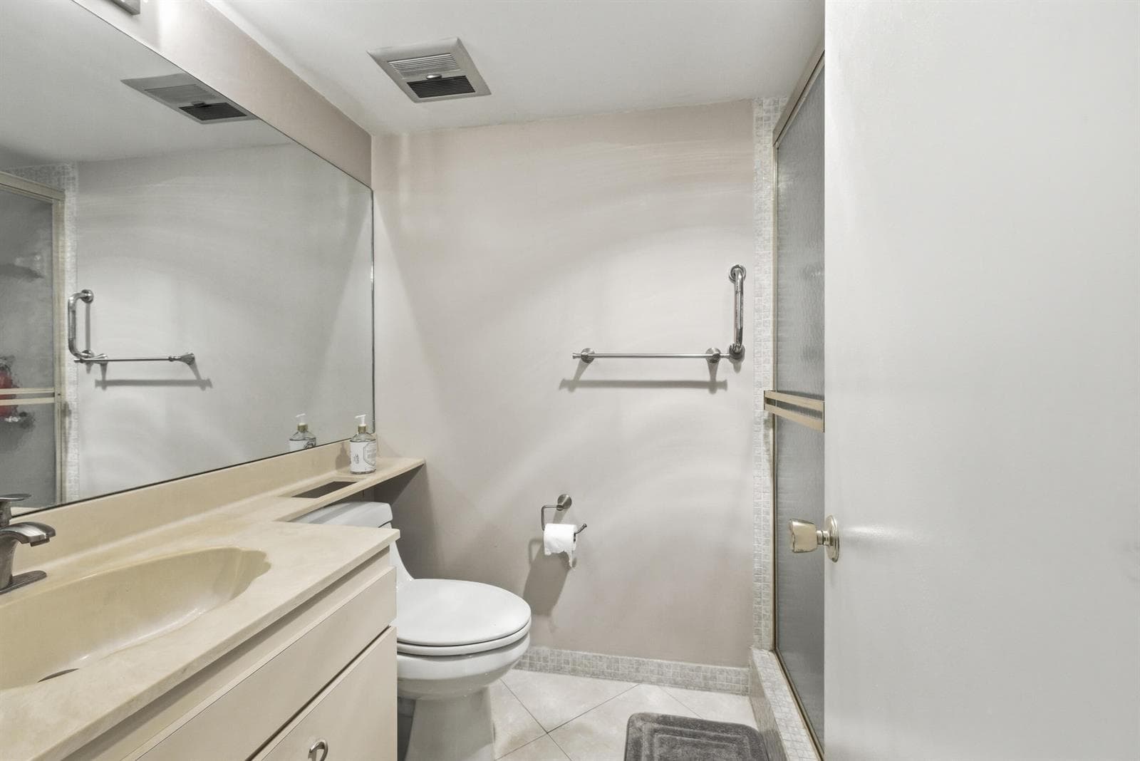 615 N Riverside Drive 301 photo 11