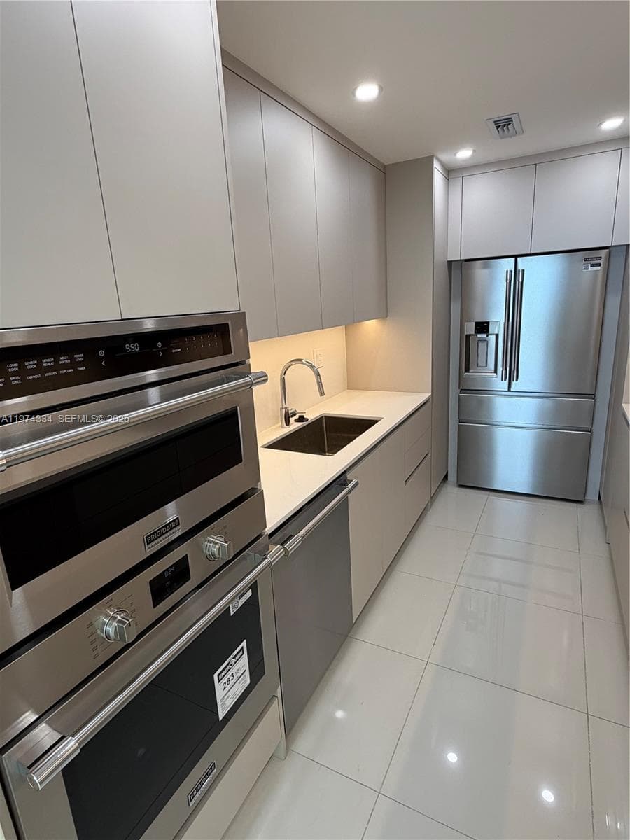 3001 S Ocean Dr 511 photo 3