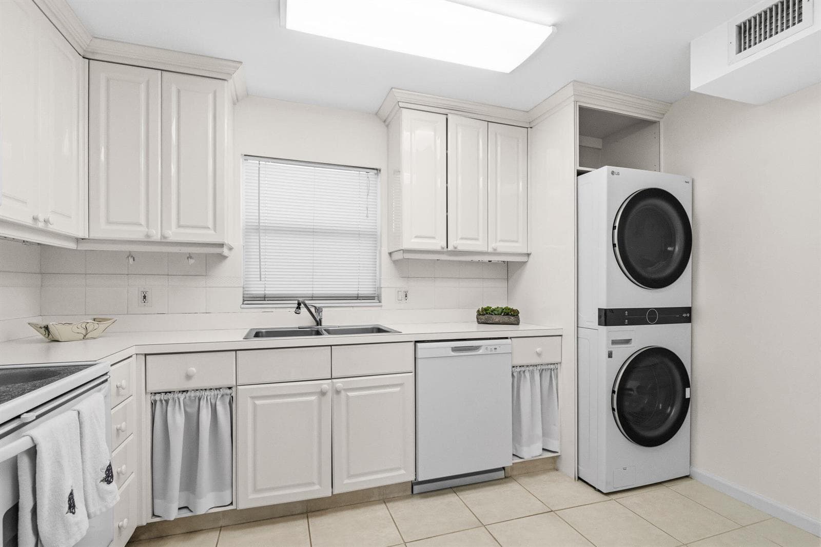 801 Lake Shore Drive 607 photo 17