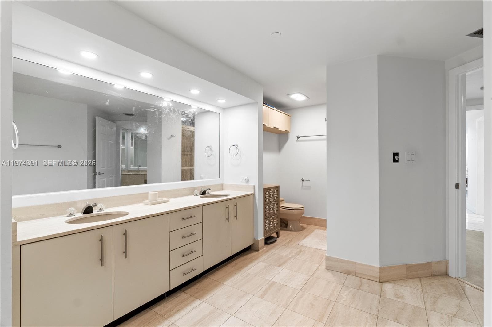 20191 Country Club Dr 407 photo 24